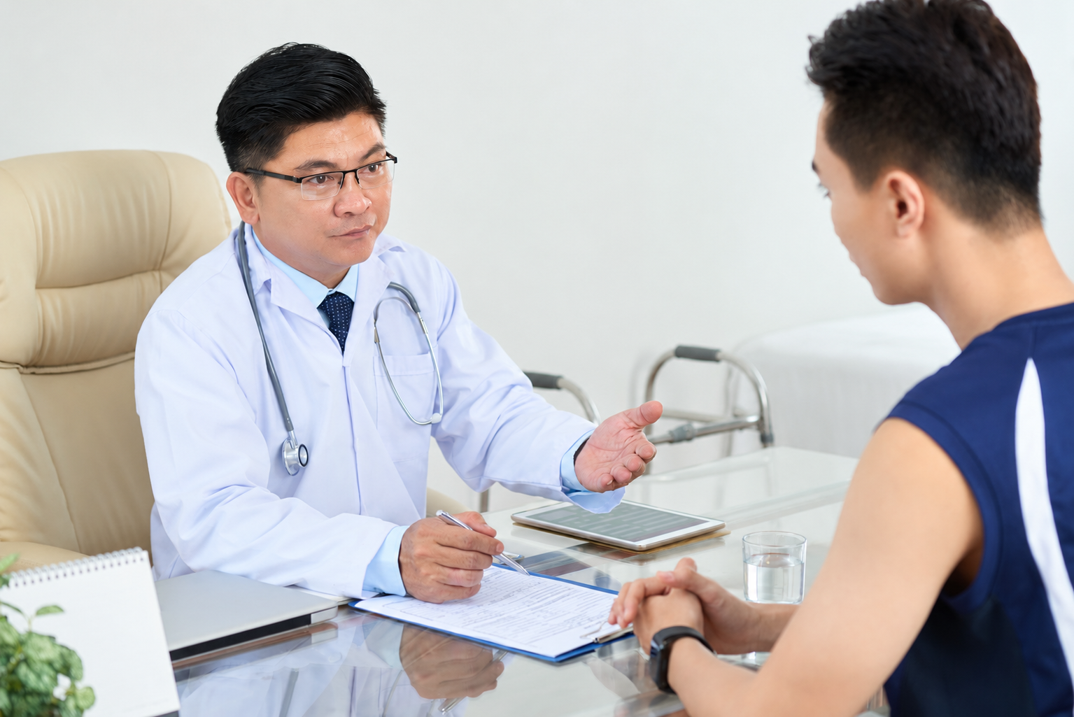 Erectile Dysfunction Treatment in Malaysia: What Are Your Options? 4 A doctor consulting with a patient in a welcoming and discreet clinic environment.